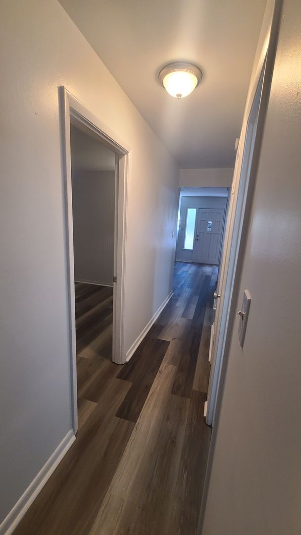 Building Photo - Fully Renovated 3/1 with huge fenced-in ba...