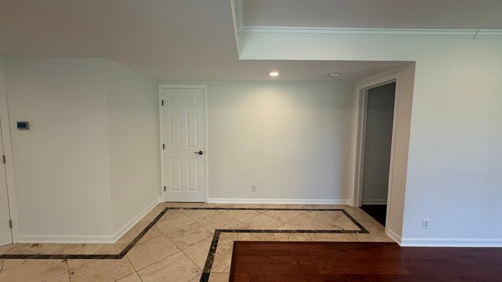 Building Photo - 1385 Greenmont Dr
