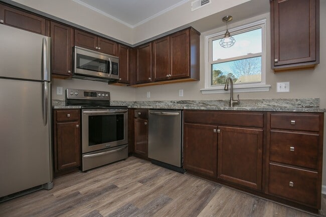 Building Photo - Updated Townhome w/GARAGE in BRANCHWOOD!