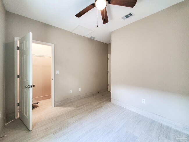 Building Photo - 2425 E Johnson Ave