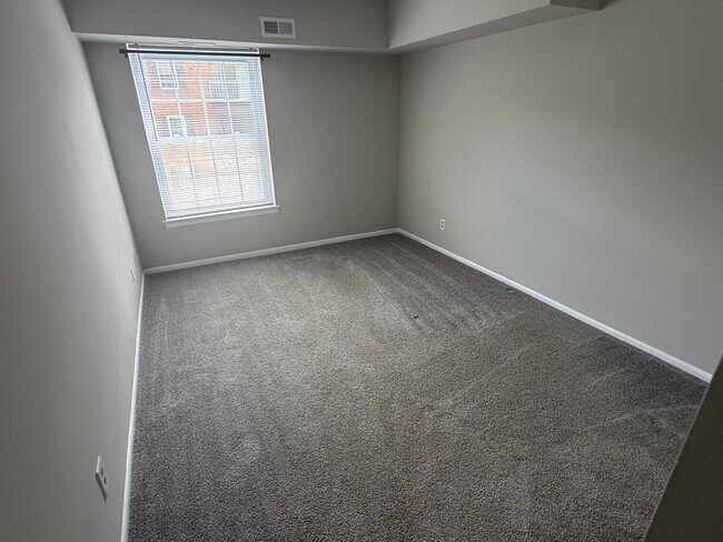 Building Photo - Bright & Spacious Condo in Sought-After Glenhardie Community