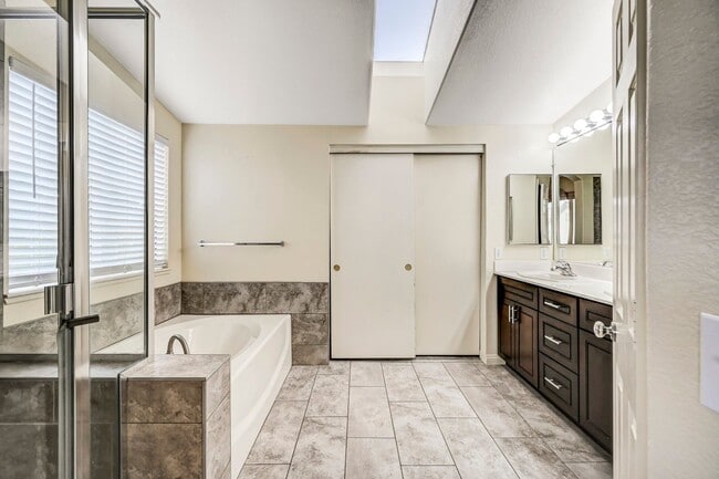 Building Photo - Beautiful Summerlin Hills Two Story 4 Bedr...