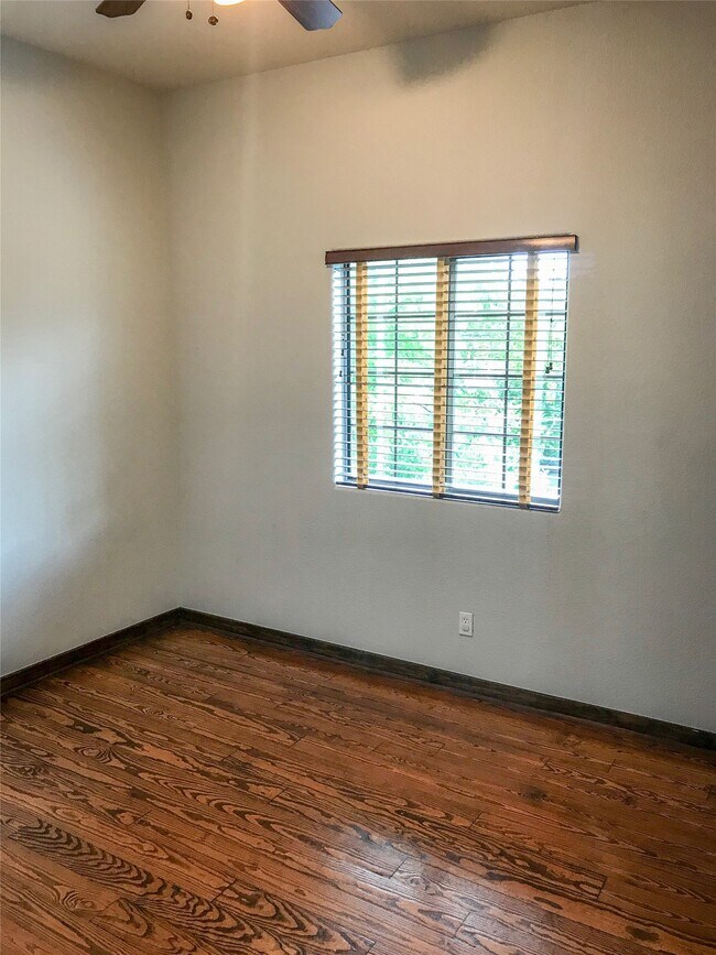 Building Photo - 1432 W 21st St