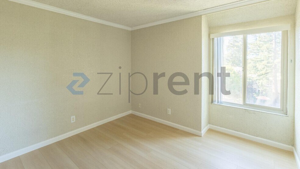Building Photo - Unit 27