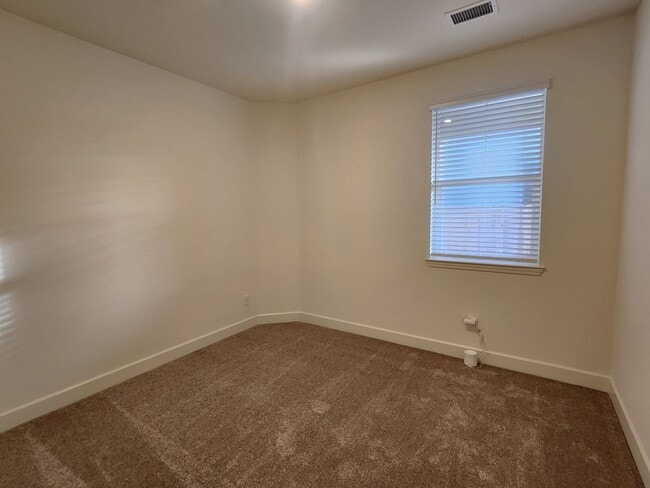 Building Photo - New 4 bedroom  home in Heybourne Meadows area of Minden.