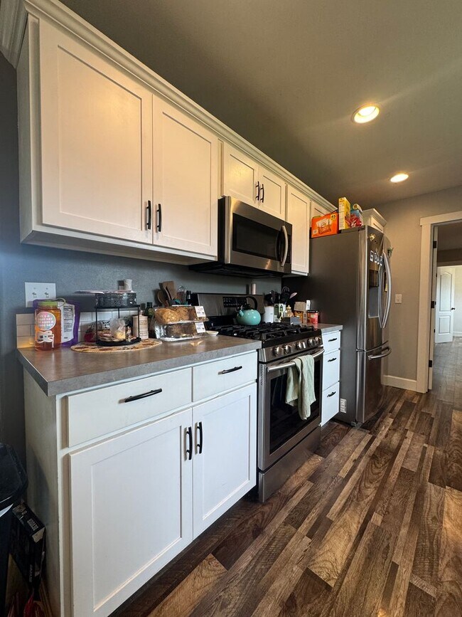 Building Photo - HUGE PET FRIENDLY Rental