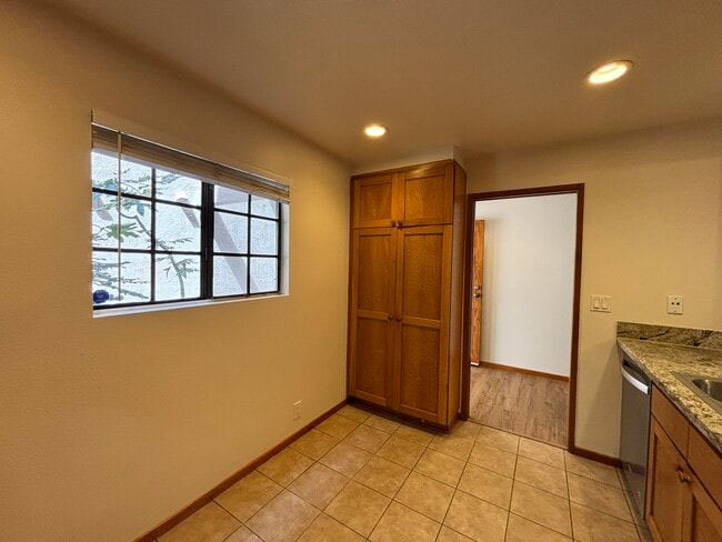 Building Photo - 8860 Villa La Jolla Dr