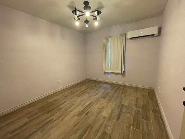 Building Photo - 4 Bedroom main house 2 bedroom guest house