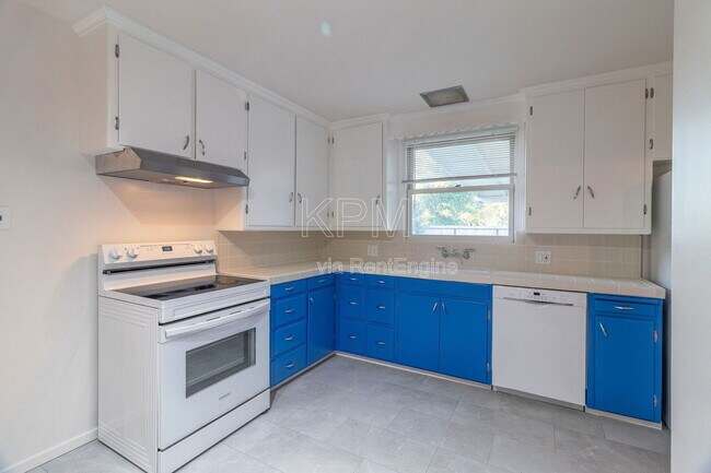 Building Photo - 1749 Christina Ave