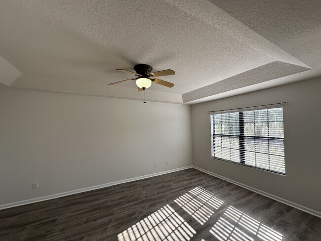 Building Photo - Beautiful Townhome