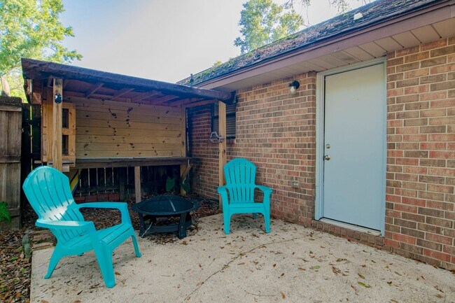 Building Photo - 2 Bedroom Duplex Unit on a Quiet Street off Nine Mile Rd