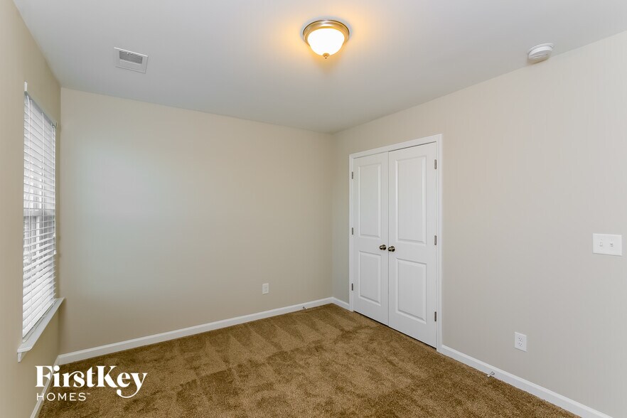 Building Photo - 820 Redbud Ln