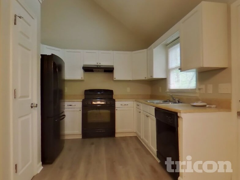 Building Photo - 450 Amsterdam Way