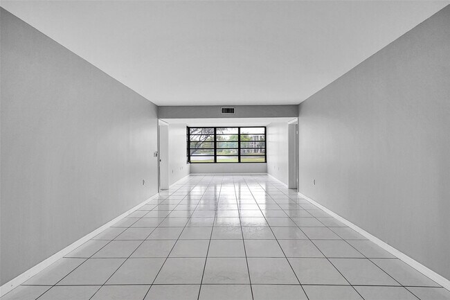 Building Photo - 1713 Whitehall Dr