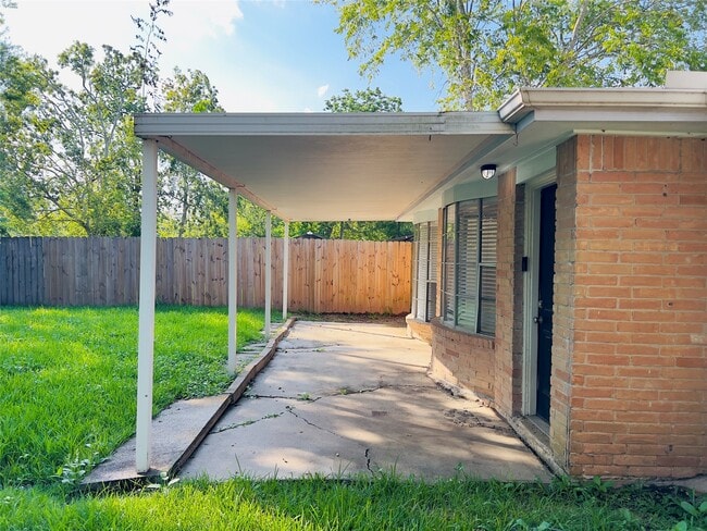 Building Photo - 17014 Forest Bend Ave