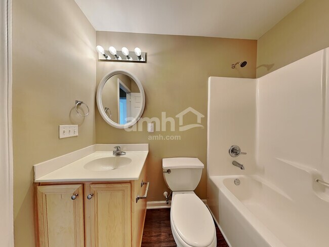 Building Photo - 1956 Longburn Dr