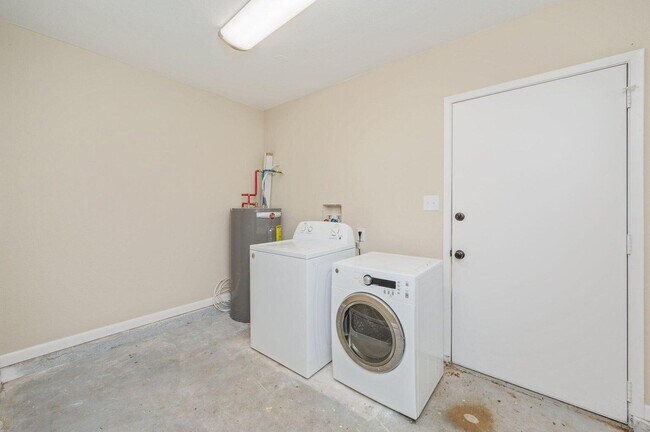 Building Photo - 212 Grand Prix Dr