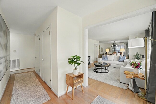 Building Photo - 6267 Chevy Chase Dr