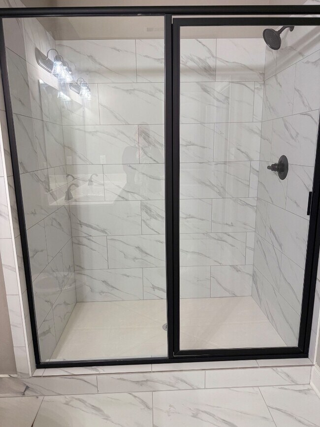 Building Photo - 4389 Ravenwood Park W