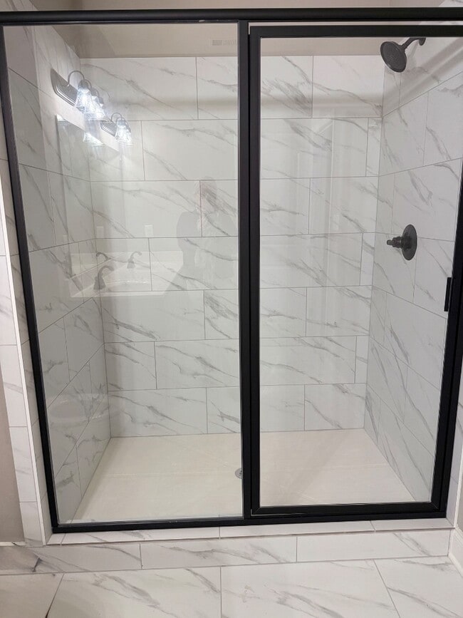 Building Photo - 4395 Ravenwood Park W