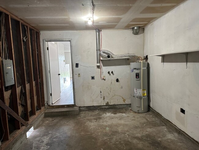 Building Photo - Updated 2 bedroom, 1 bath with garage!