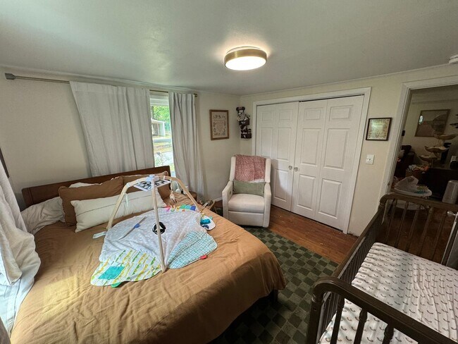 Building Photo - Awesome Home Near Downtown Athens!