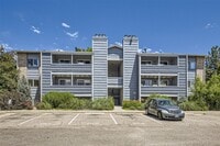 Building Photo - Updated 2 Bed 2 Bath Hunter Creek Condo W/Community Pool