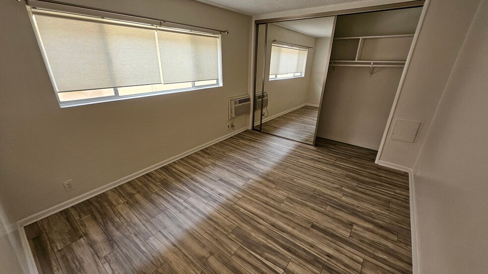 Building Photo - 2130 N Beachwood Dr
