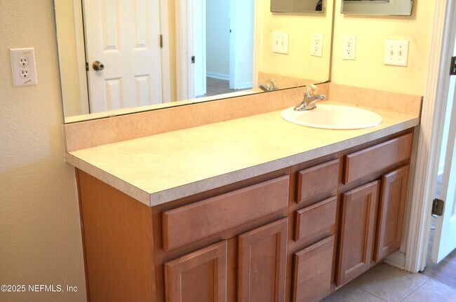 Building Photo - 800 Black Cherry Dr S