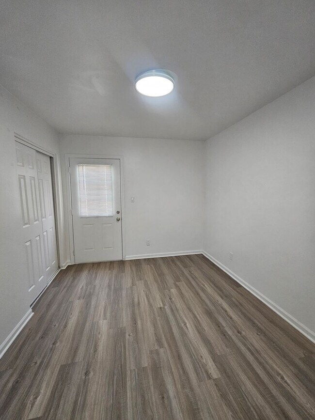 Building Photo - 1715 E Pepper Cir