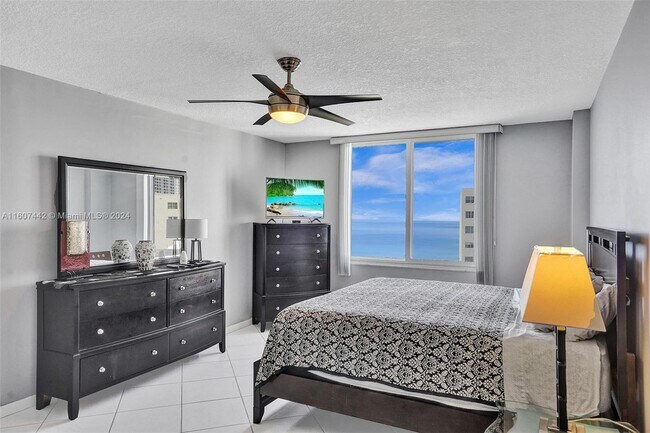 Building Photo - 3725 S Ocean Dr