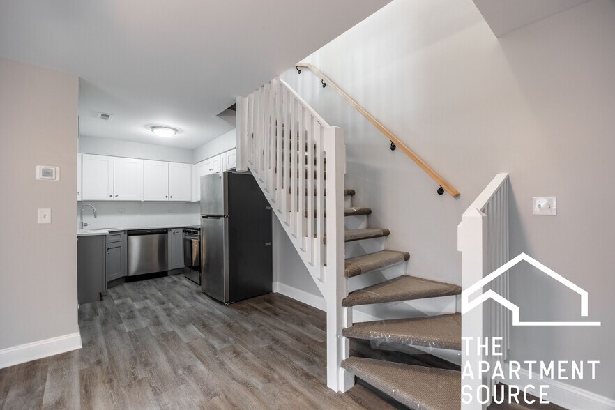 Building Photo - 744 W Gordon Terrace