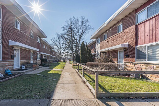 Building Photo - 130 E Northwest Hwy