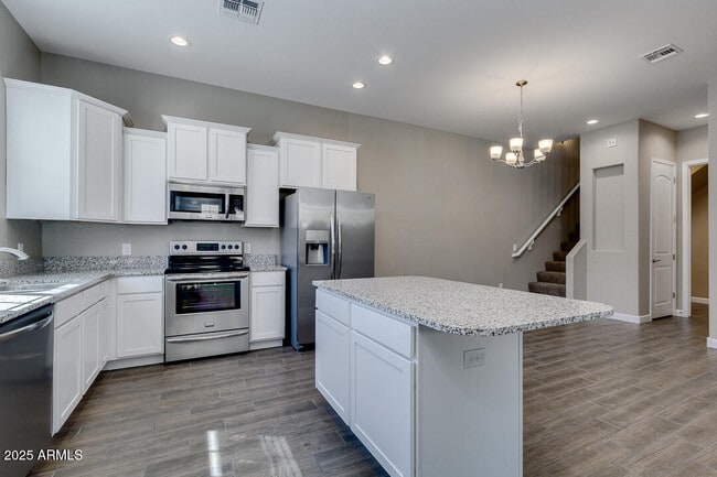 Building Photo - 1367 S Country Club Dr