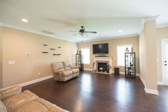 Building Photo - Spacious stunning 5-Bedroom 4 bathroom Home in a Desirable Neighborhood in Summerfield NC