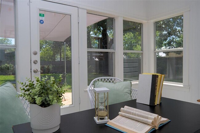 Building Photo - 1505 Karen Ave