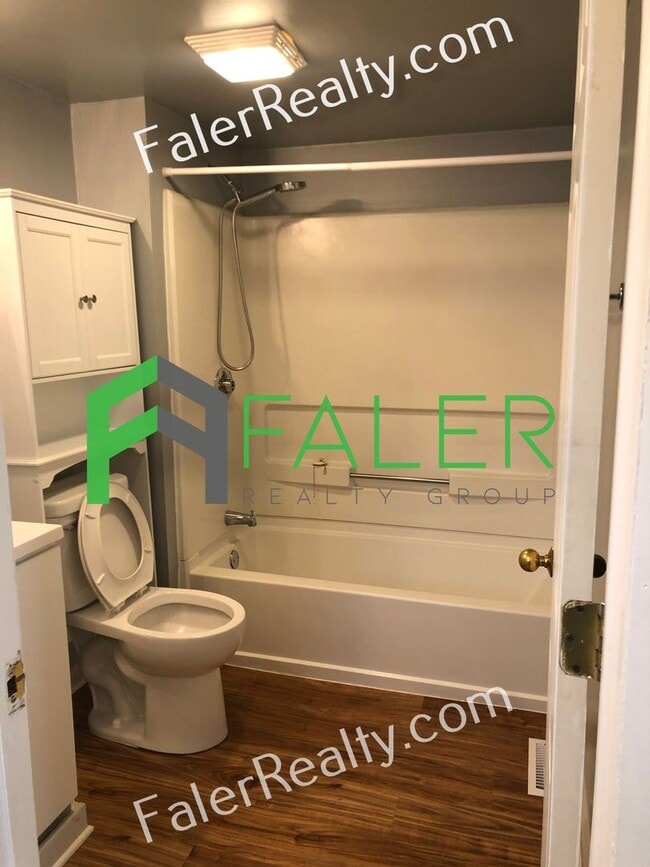 Building Photo - Huge Yard and Charming Home!