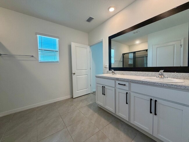 Building Photo - Beautiful 4 bed/3 bath 2 story!