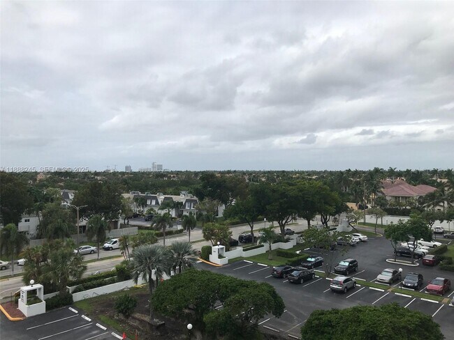 Building Photo - 1000 Parkview Dr