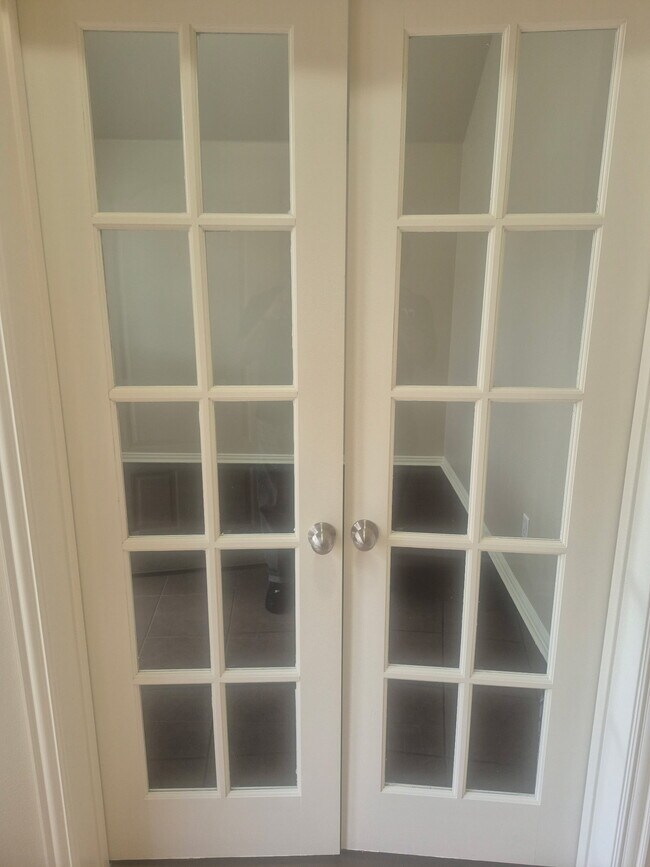 Building Photo - 709 Shady Meadow Ln