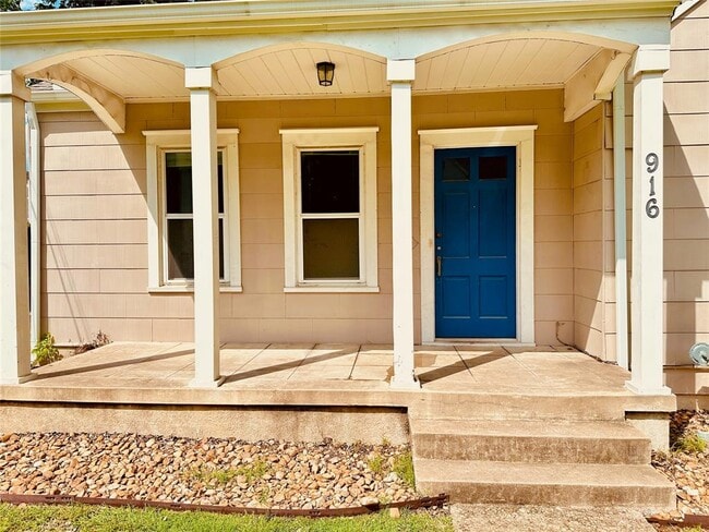 Building Photo - 916 E 37th St