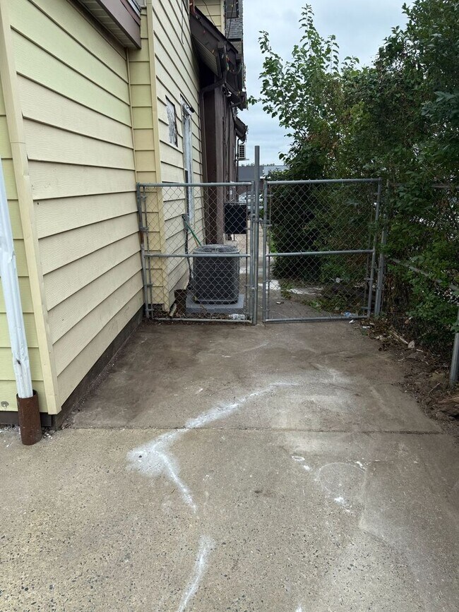 Building Photo - BRAND NEW 1 BED 1 BATH APARTMENT FOR RENT.