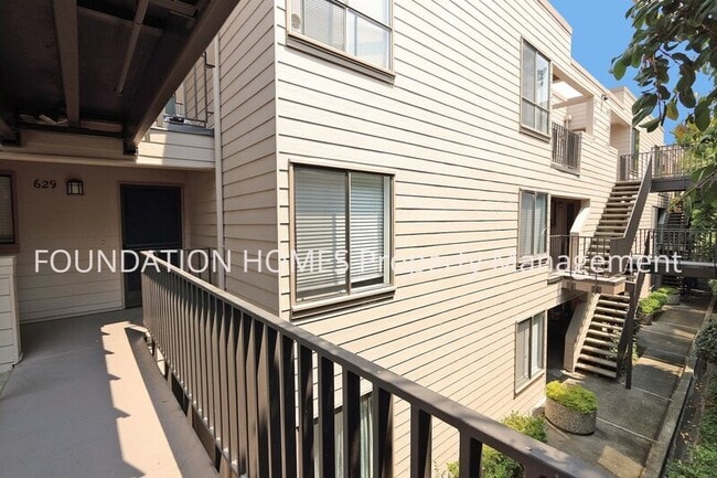 Building Photo - 629 Vía Casitas