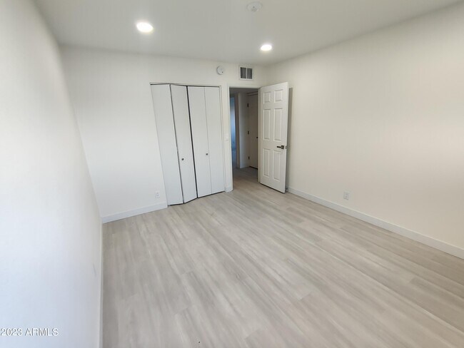 Building Photo - 3208 W Bloomfield Rd