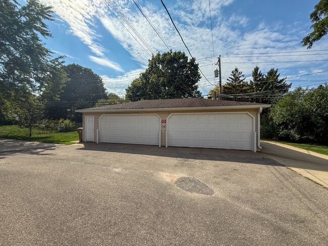 Building Photo - 426 Rushmore Ln