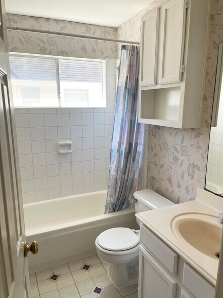 2nd full bathroom upstairs - 12607 Alderwood Dr