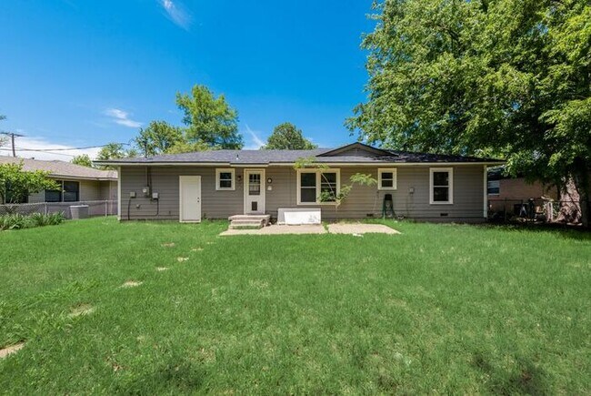 Building Photo - 1014 W Belden St