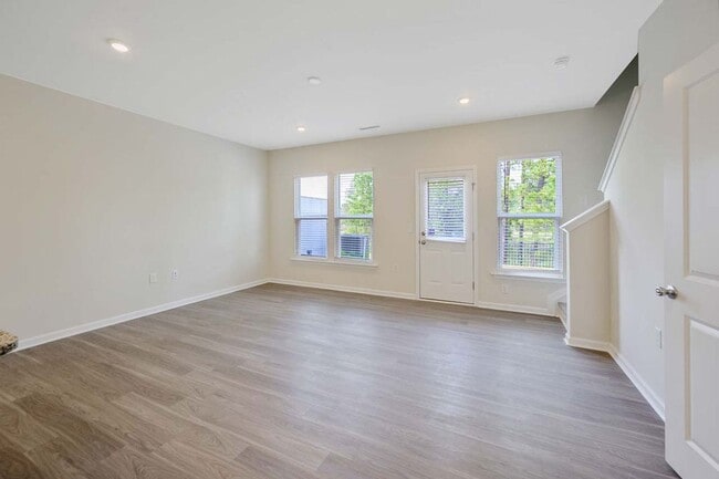 Building Photo - Roomy Townhome in RTP