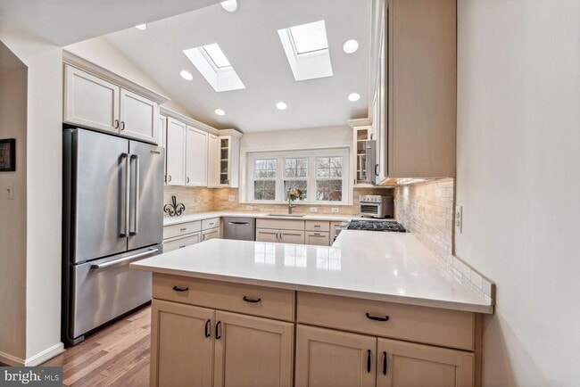 Building Photo - 6603 Forsythia St