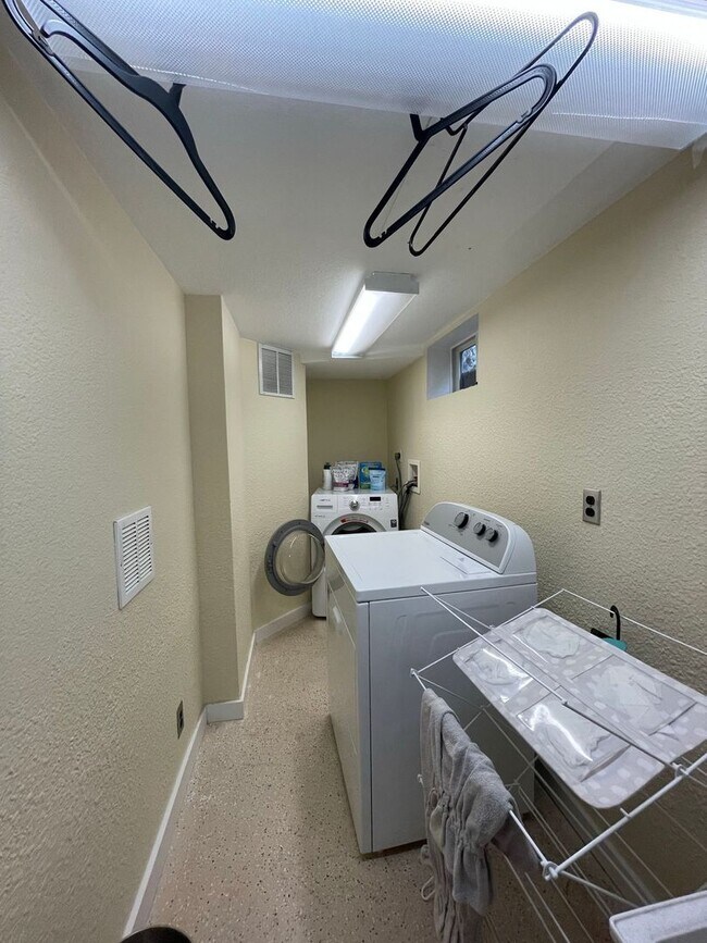 Building Photo - Reduced $2995 BOULDER HOME 5 BEDROOM, 3 FU...